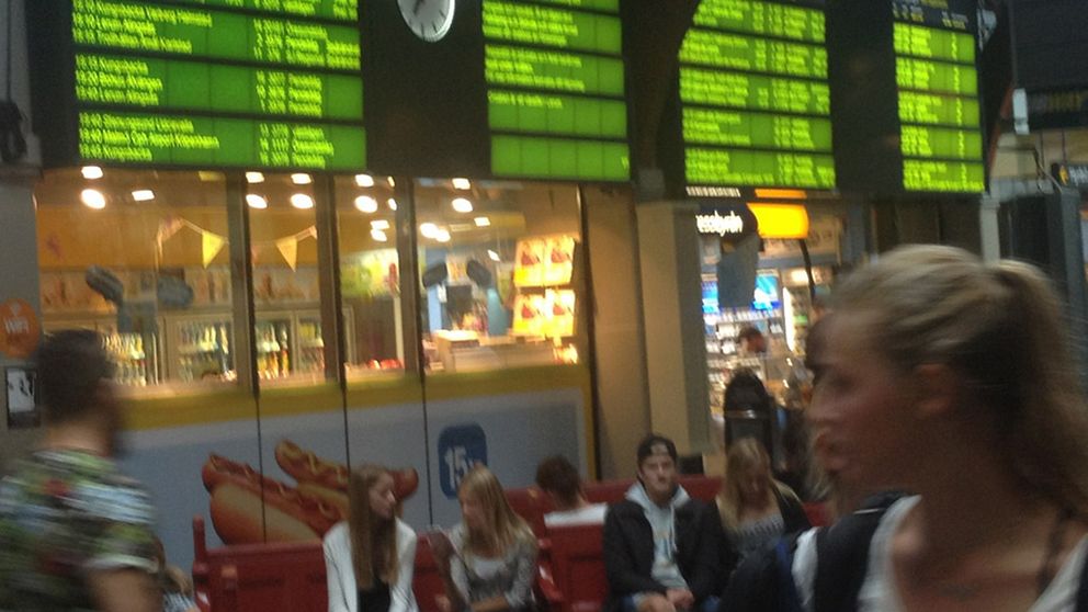 Tågförseningar. Människor väntar på tåg.