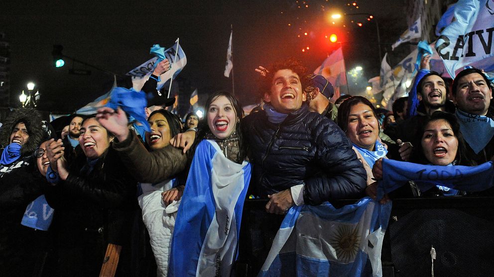 Människor firar utanför kongressen i huvudstaden Buenos Aires efter att senaten röstat nej till att legalisera abort för graviditeter upp till 14 veckor.