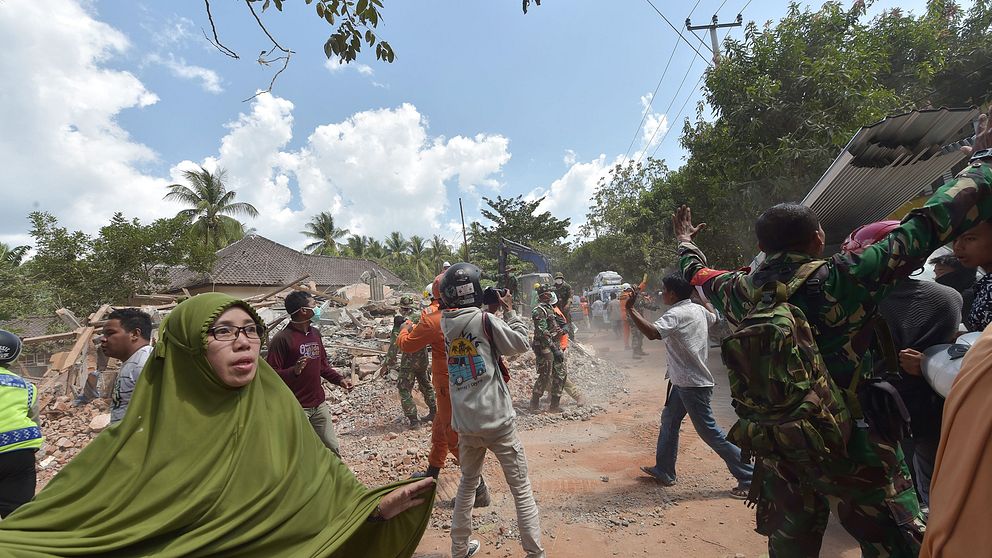 Människor reagerar på efterskalvet på Lombok i Indonesien.