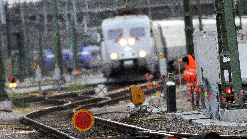 Ett X2000 tåg smyger förbi ett avspärrat spår på Malmö Central. Arkivbild.