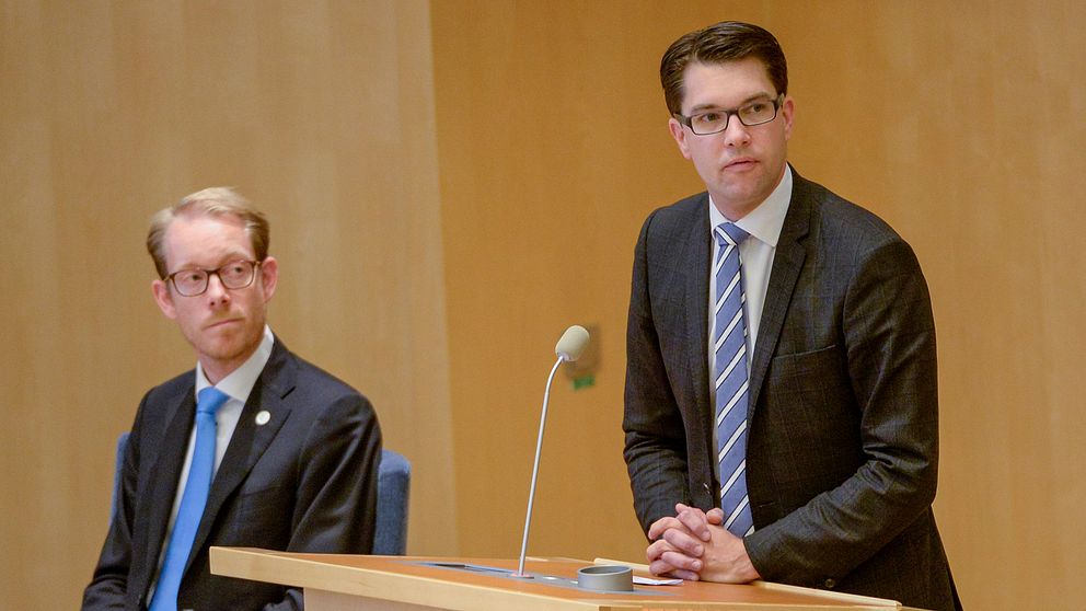 I riksdagen. Sverigedemokraternas partiledare Jimmie Åkesson och Tobias Billström (M) till vänster.