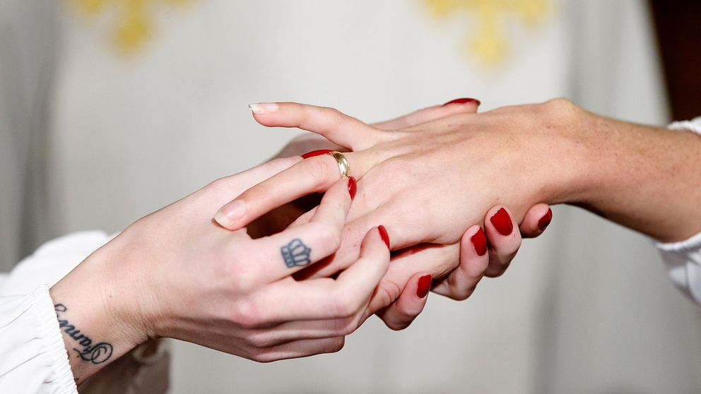 Sedan 2009 är det möjligt för samkönade par att gifta sig i Sverige. Vanligast är att kvinnor gifter sig med varandra.