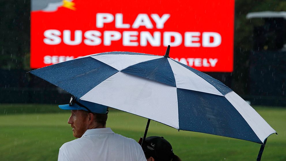 Åska stängde ned PGA-mästerskapen under fredagen.