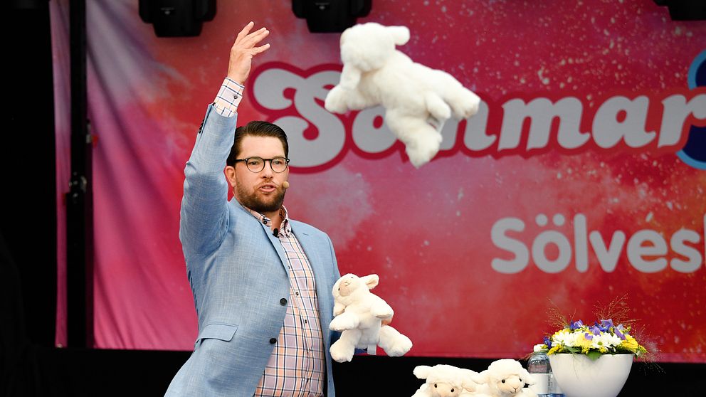 Jimmie Åkesson (SD) kastar gosedjur.