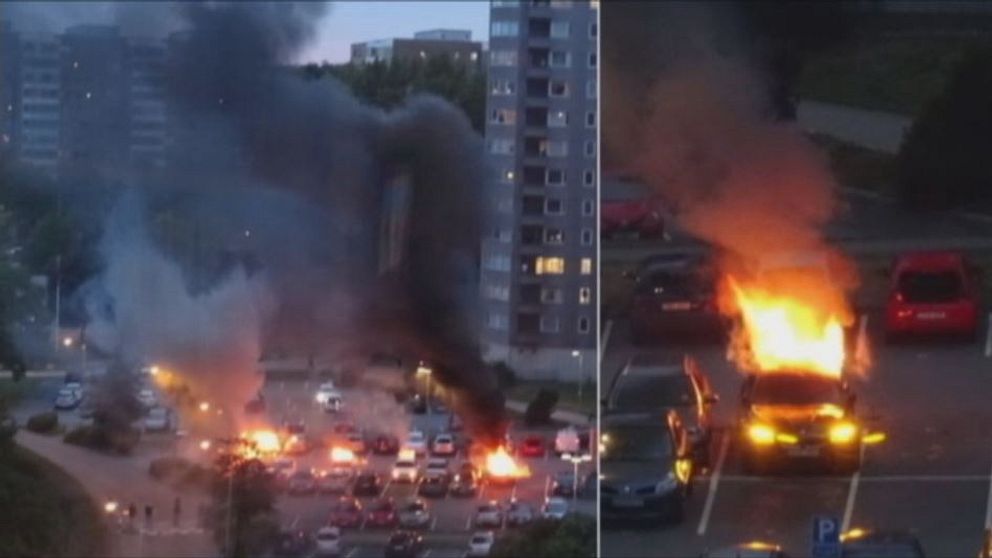 Ett 80-tal bilar har skadats i Göteborg och Trollhättan.