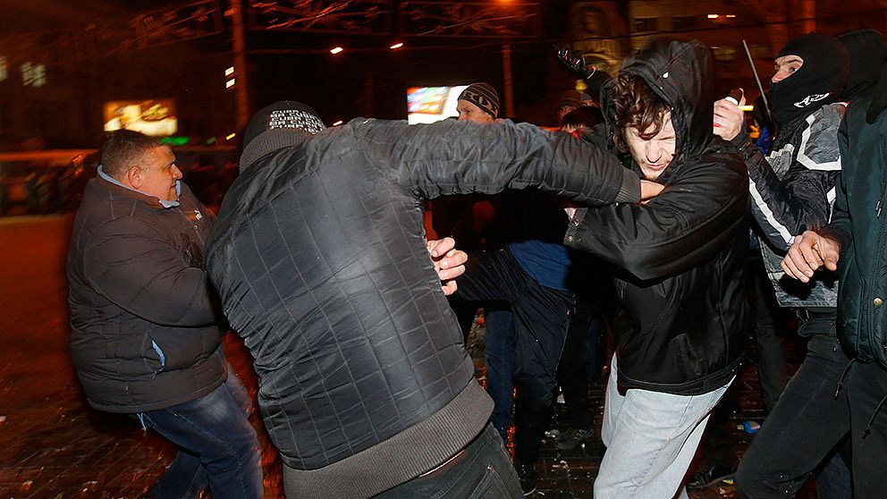 Proryska och proukrainska demonstranter i slagsmål i Donetsk, Ukraina.