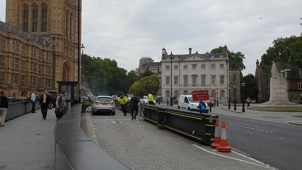 Bilen kraschade in i barrikaderna vid brittiska parlamentet.