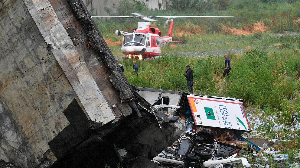 En helikopter vid olycksplatsen.