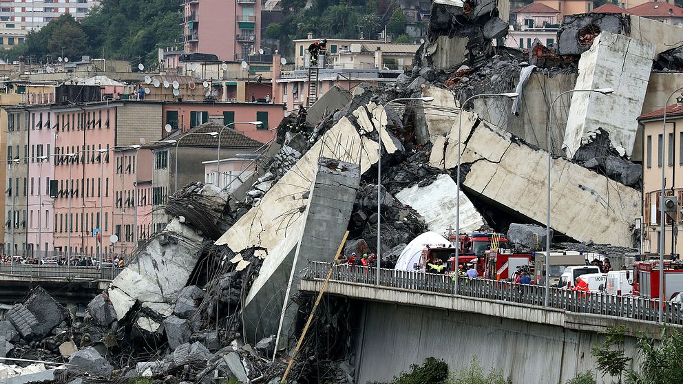 Rasmassor i Genua efter att Morandibron kollapsat.