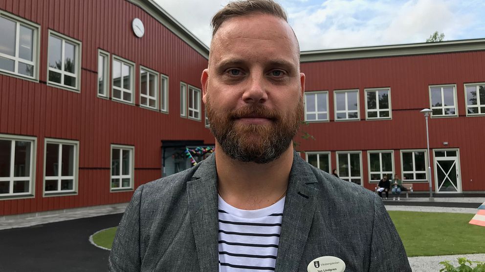 Jan Lindgren, rektor på Viksbergskolan, på första uppropet.