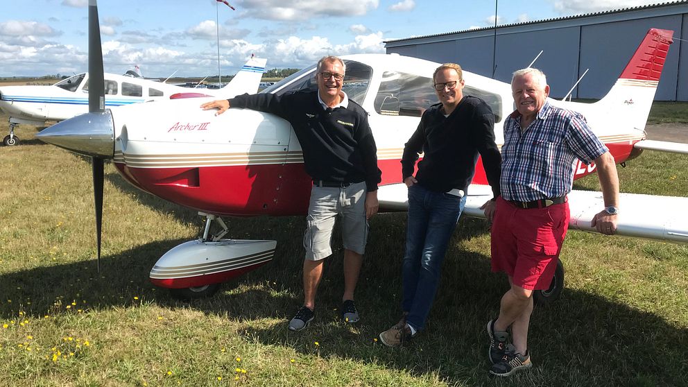 Från vänster: Janne Andersson (ställföreträdande flygchef för FFK i Halland), Patrik Carlsson (pilot i Varberg) och Lennart Persson (samordningsansvarig för brandflyget i Halmstad). Här står de på flygfältet i Halmstad.