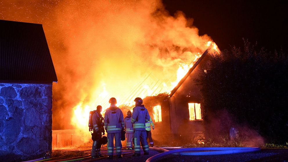 En villa utanför Tomelilla i full brand under onsdagsnatten.