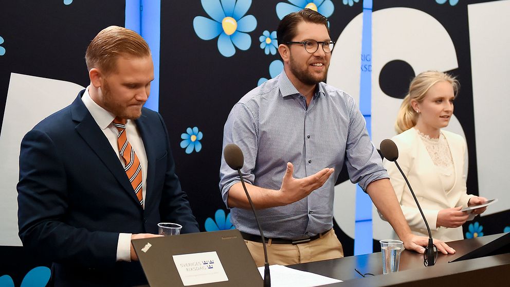 Foto på Jimmie Åkesson och partiets nya talespersoner Henrik Vinge och  Ebba Hermansson.