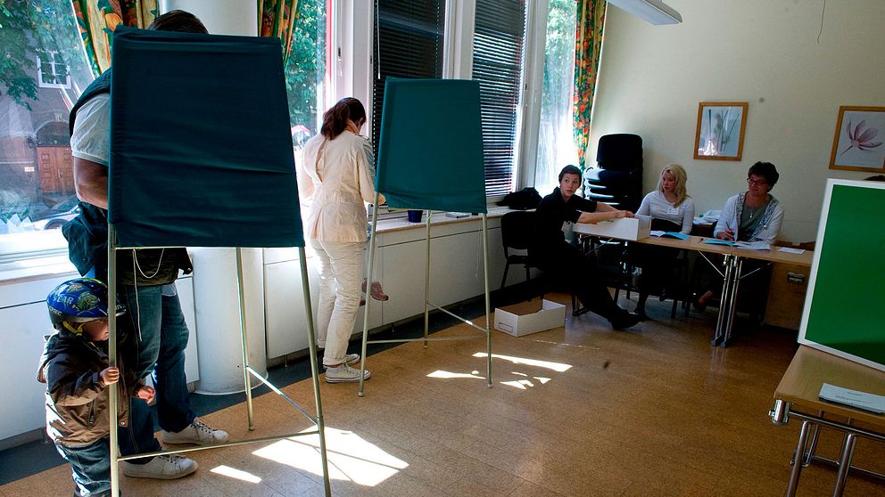 Väljare i vallokal inför EU-valet 2009