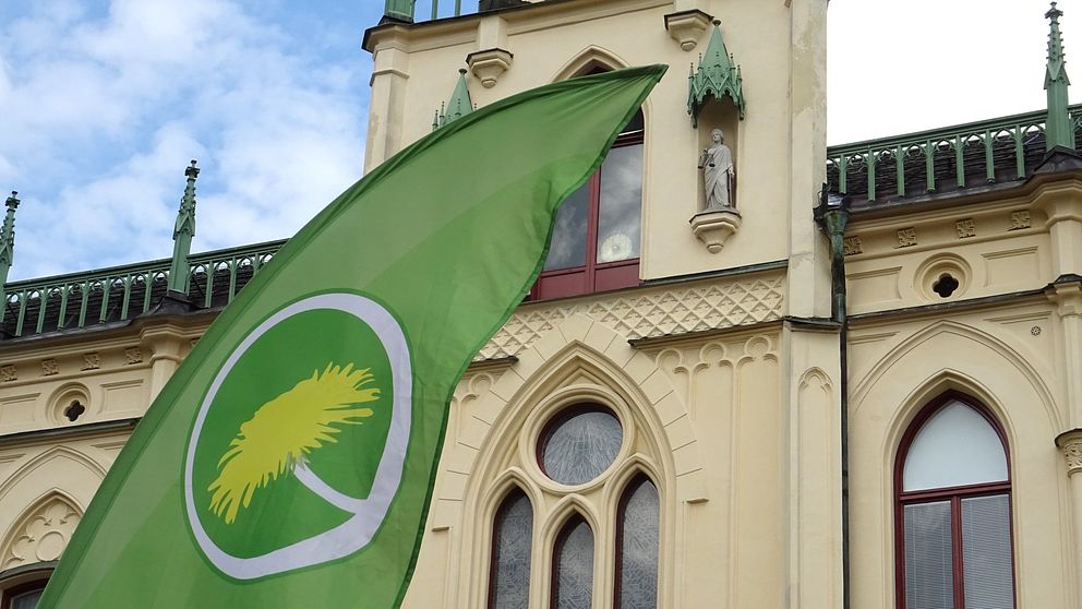 Miljöpartiets logotype på flaggat framför rådhuset i Örebro