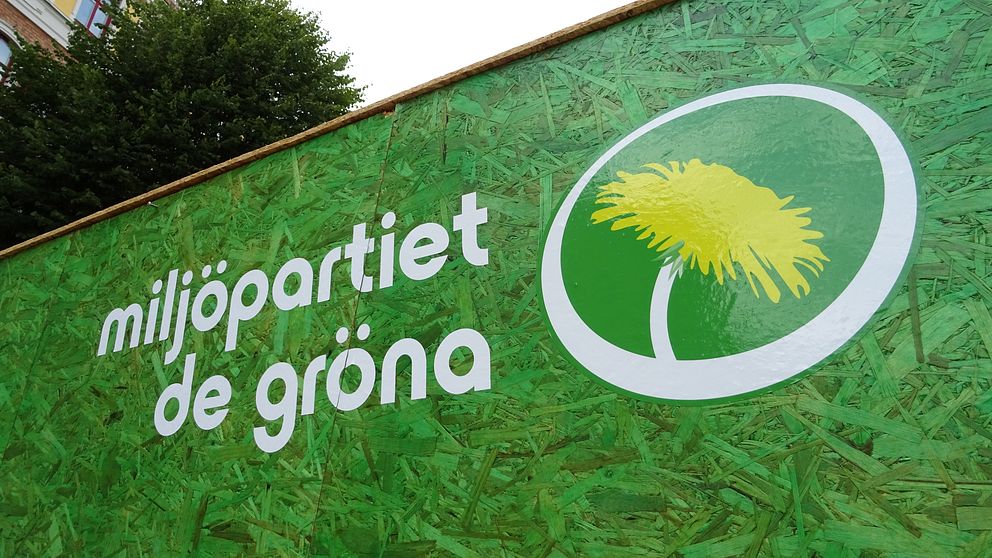 Miljöpartiets logotype på valstuga på Stortorget i Örebro