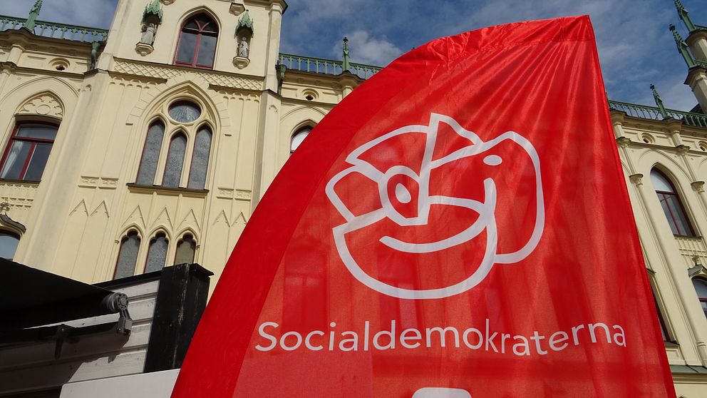 Socialdemokraternas logotype på flagga framför rådhuset i Örebro