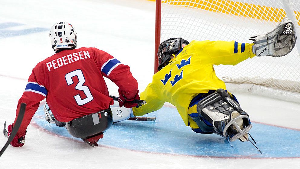 Svenska kälkhockeylandslaget hade hopp om medalj, men slutade på sista plats i turneringen. På bilden: Norges Rolf Einar Pedersen och svenska målvakten Ulf Nilsson.
