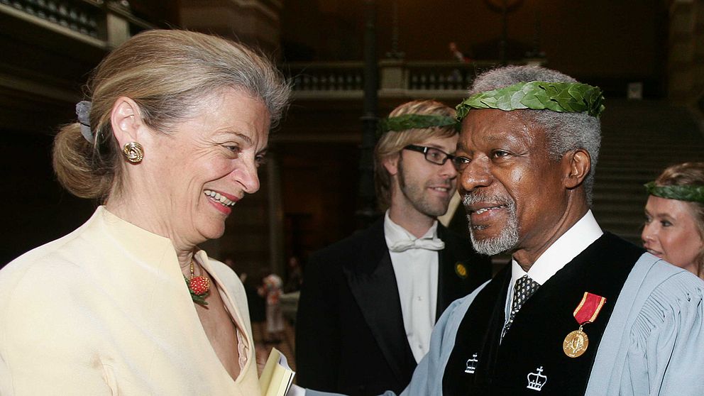 Kofi Annan och hans fru Nane i Uppsala 2007 när Annan promoverades till hedersdoktor till Carl von Linnés minne vid Uppsala universitet. Arkivbild.