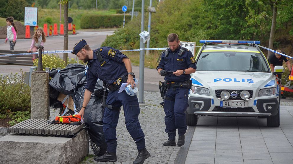 Platsen spärrades av och motorcykeln som den skadade körde togs i beslag.