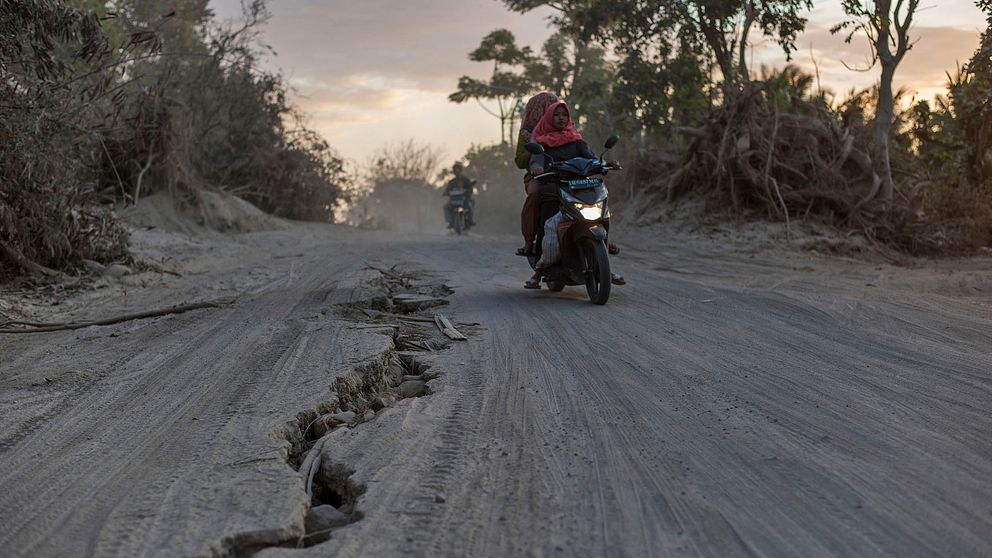 Skador på en väg på Lombok. Bilden är tagen efter den kraftiga jordbävningen tidigare i augusti.
