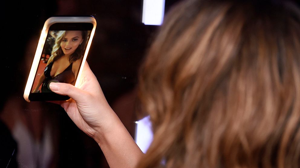Chrissy Teigen tar en selfie.