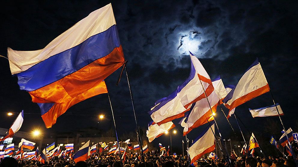 Lenintorget i Simferopol blev ett hav av ryska flaggor på natten efter folkomröstningen.