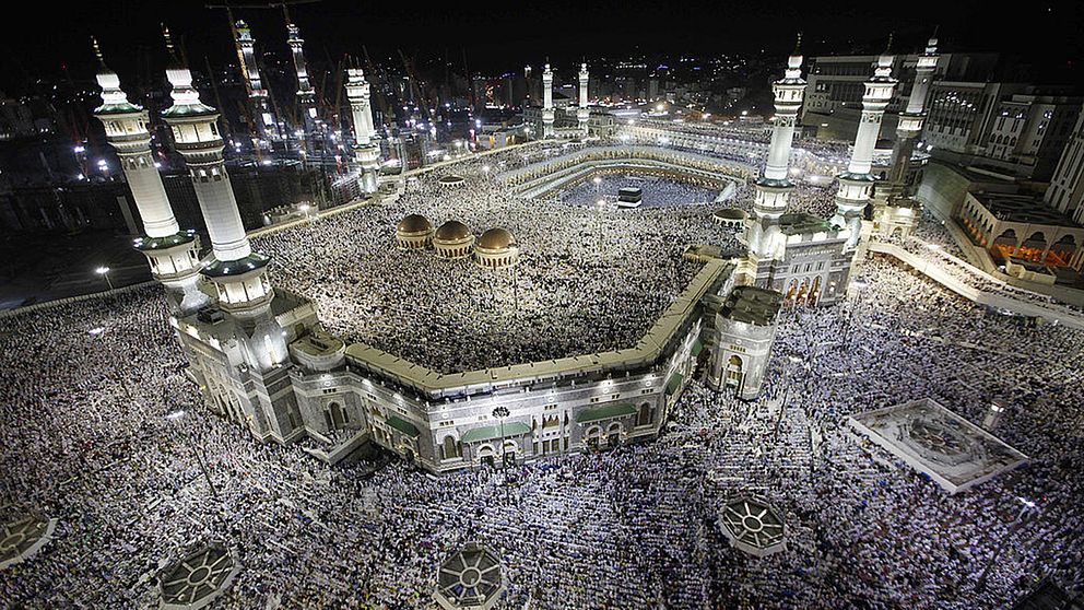 Vid den heliga moskén i Mecka finns Kaba och den heliga stenen. Muslimska pilgrimer från hela världen samlas här för att gå sju varv runt byggnaden.