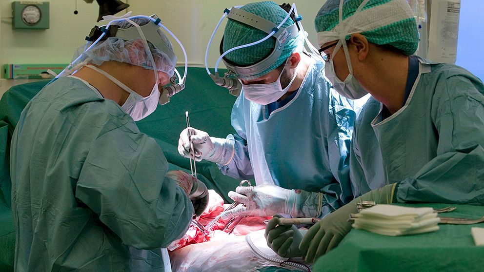Läkare opererar