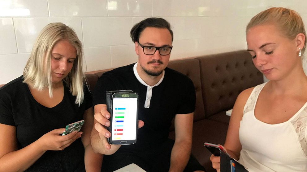 Sara, Jesper och Ebba sitter med mobilerna och gör SVT:s valkompass.