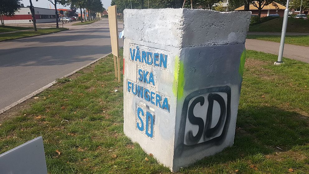 SD:s vandaliserade betong-affischer på Andersberg, Halmstad.