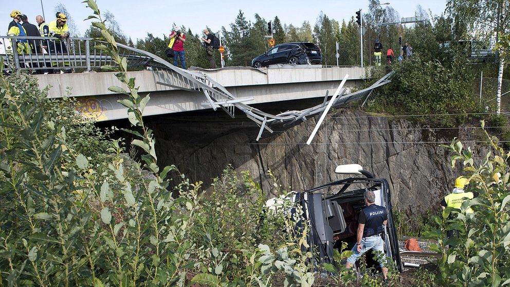 Fyra personer omkom på fredagen då en buss störtade tio meter från en vägbro ned på ett järnvägsspår söder om staden Kuopio i östra Finland.