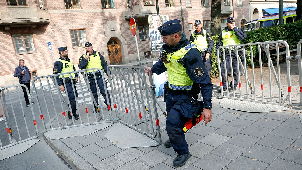 Polisarbete inför NMR-demonstrationen på Kungsholms torg i Stockholm.