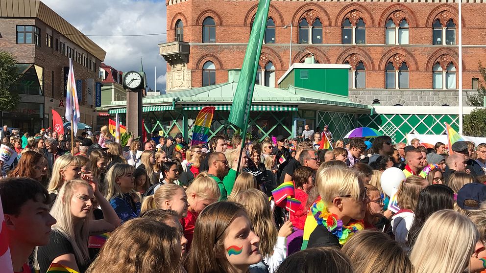 Pridefestival på ett torg.