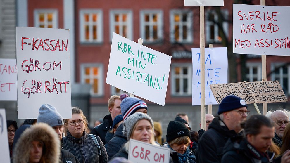 Personer som demonstrerar för rätten till personlig assistans.