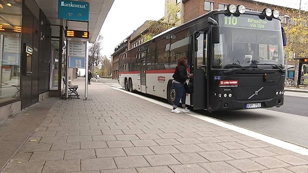 Buss vid busshållplats