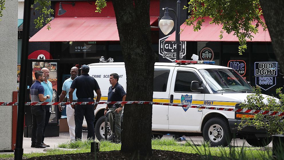 Poliser utanför baren där e-sporttävlingen pågick då 24-åringen började skjuta.