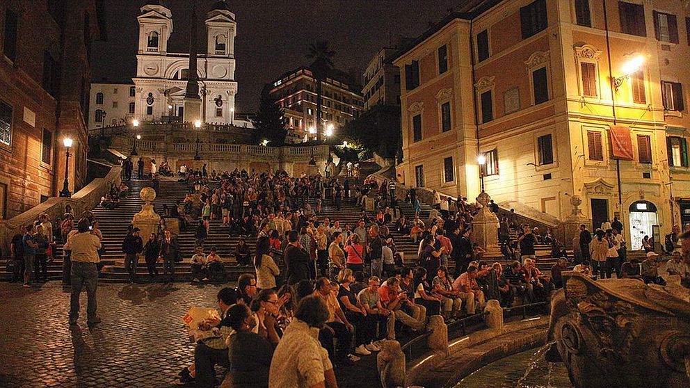 Med picknickförbud vid Spanska trappan i Rom och höga böter försöker myndigheterna i Rom få ordning på turismen.