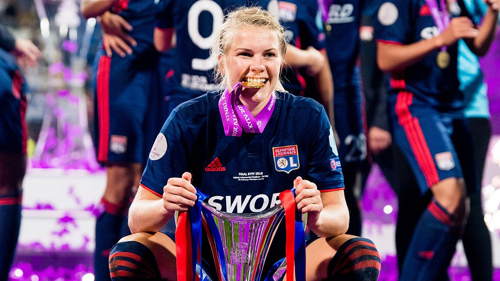 Lyons Ada Hegerberg med Champions League-bucklan i maj.