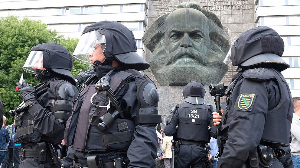 Polisen får kritik för att ha tappat kontrollen över våldsamma kravaller i centrum av staden Chemnitz där en staty av Karl Marx står kvar sedan DDR-tiden.