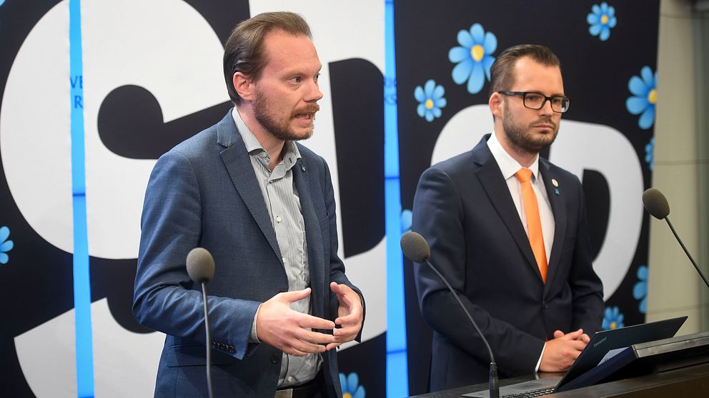 Sverigedemokraternas Martin Kinnunen (tv) och Mattias Bäckström Johansson under en pressträff i riksdagen.