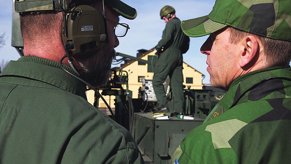 Militärer i Eksjö under en övning. Bristen på pengar gör att det ibland saknas ammunition, berättar de i Agendas reportage.