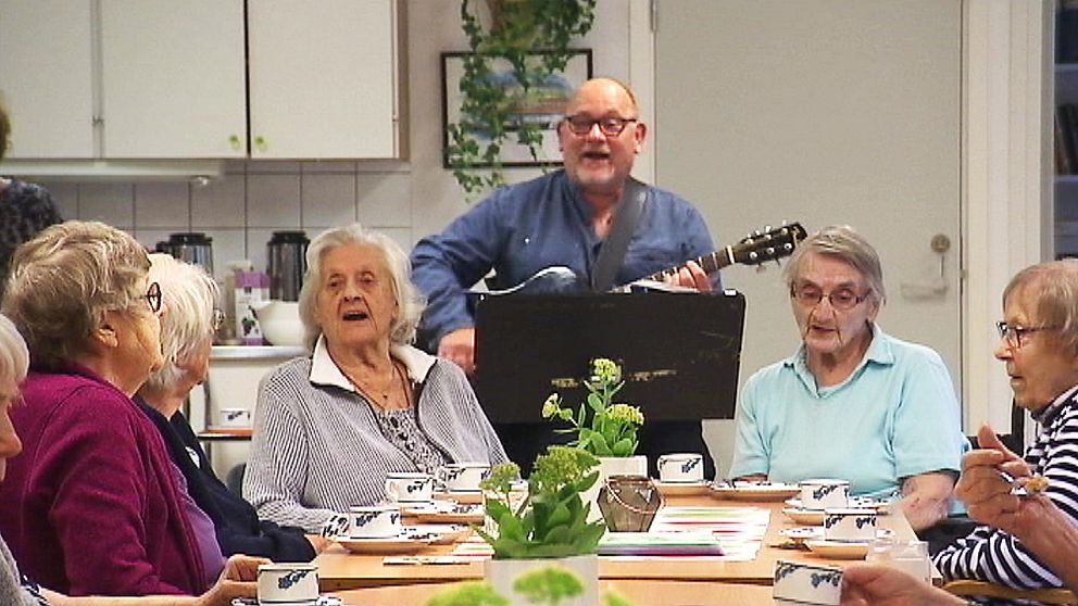 På terapin har de äldre bland annat fått sjunga, lösa korsord och baka