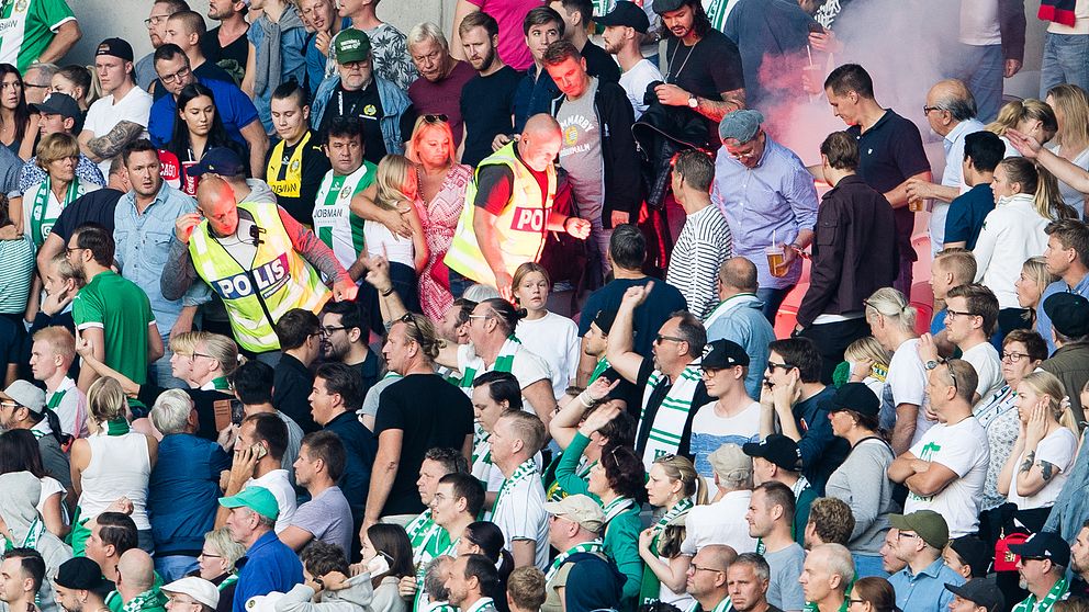 En brinnande bengal kastades mot sittplatsläktaren innan derbyt mellan Djurgården och Hammarby.