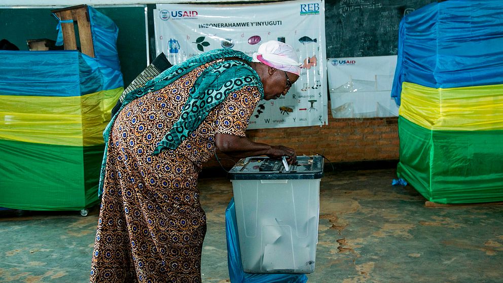 En kvinna röstar i parlamentsvalet i Rwanda.