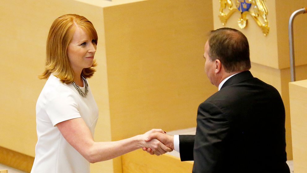 Centerns partiledare Annie Lööf (C) och statsminister Stefan Löfven (S) tackar varandra under partiledardebatten.