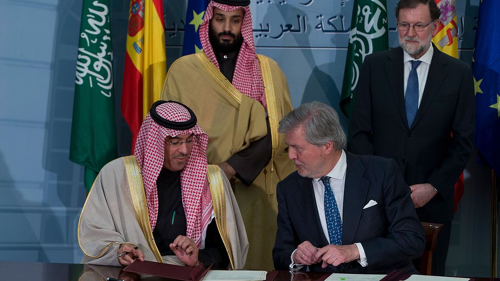 Spaniens tidigare utrikesminister Alfonso Dastis skriver under ett avtal med sin saudiske motpart framför Saudiarabiens kronprins Mohammed bin Salman och Spaniens ex-premiärminister Mariano Rajoy i Madrid i april 2018.