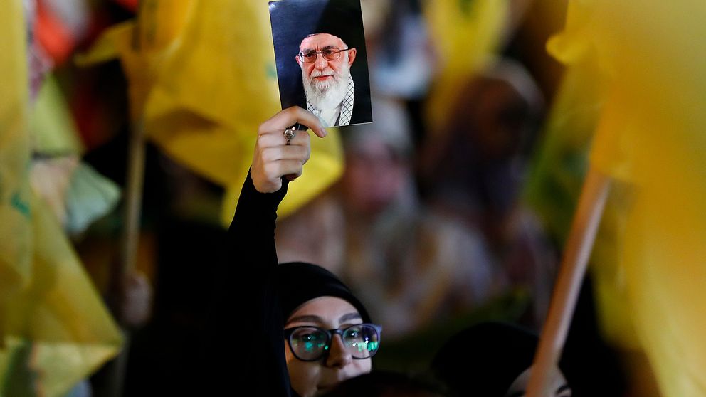 En Hizbollahsupporter håller upp en bild på Irans högsta andlige ledare ayatolla Khomeini.