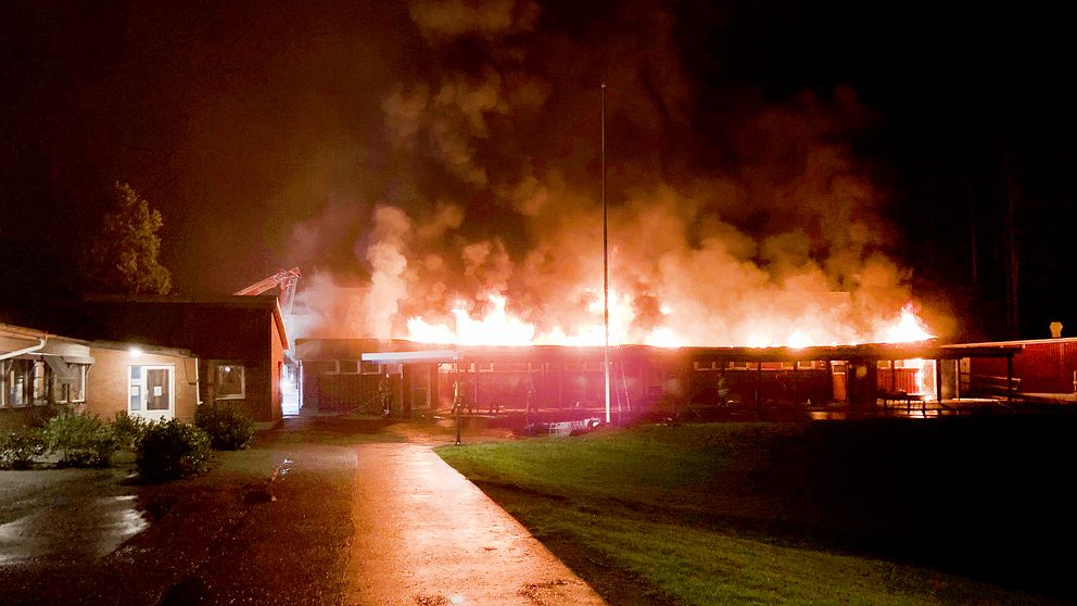 Branden på skolan i Dals Långed bröt ut sent på torsdagskvällen, och boende i området har uppmanats att stänga fönster och ventilation.