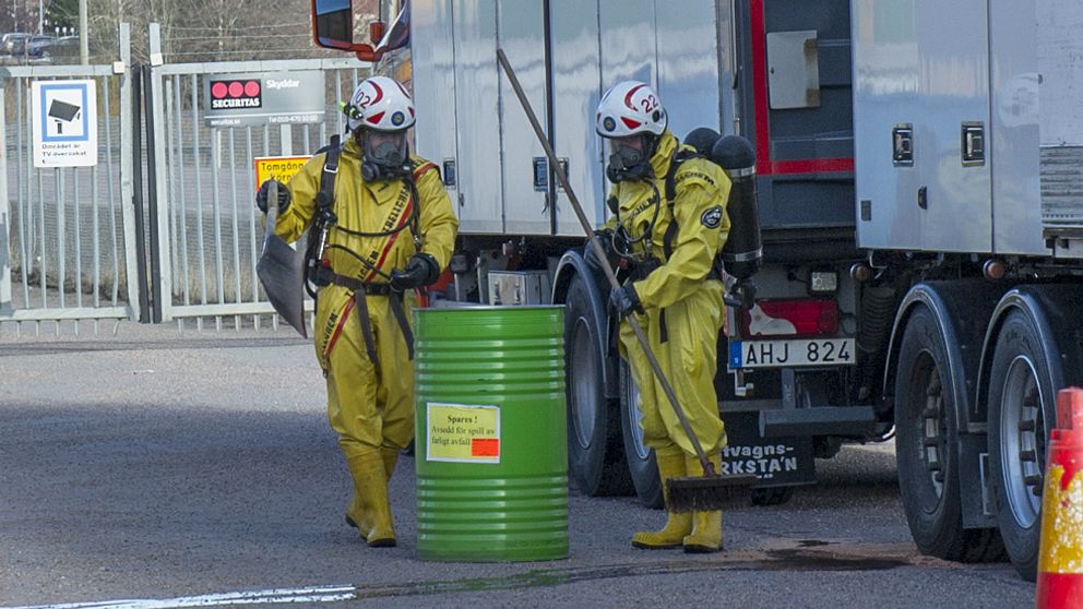 Läckage av frätande medel vid fabriken | SVT Nyheter